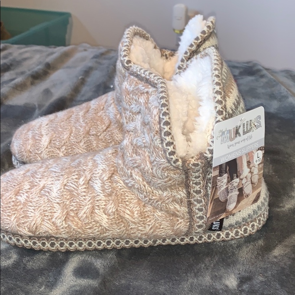 NEVER WORN slippers
